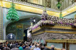 تصاویر گل‌آرایی زیبای ضریح رضوی در آستانه ولادت امام رضا(ع)