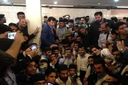 علامت پيروزی احمدی نژاد با لباس بختیاری/عکس