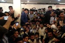 علامت پيروزی احمدی نژاد با لباس بختیاری/عکس