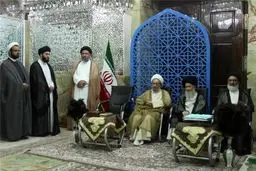 غبارروبی ضریح مطهر کریمه اهل بیت(س) توسط مراجع تقلید و علمای حوزه علمیه قم + تصاویر