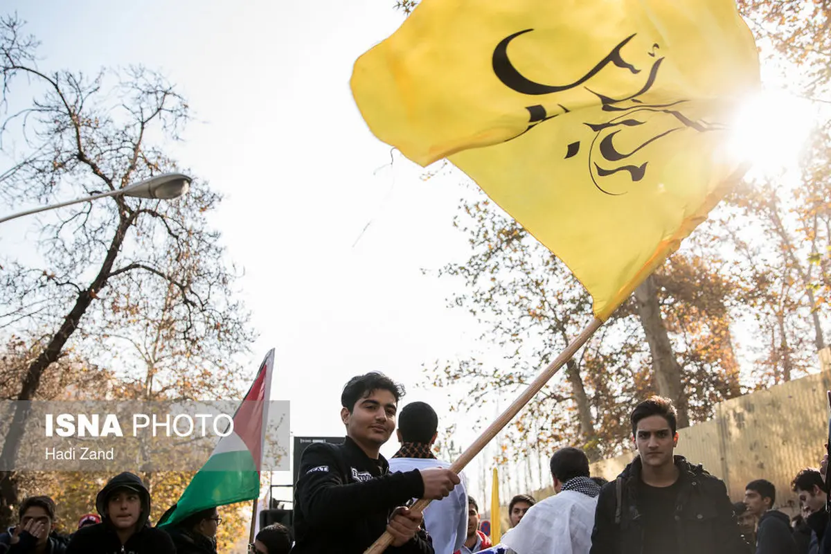 تجمع ضد آمریکایی دانش‌آموزان مقابل سفارت سوییس/تصاویر