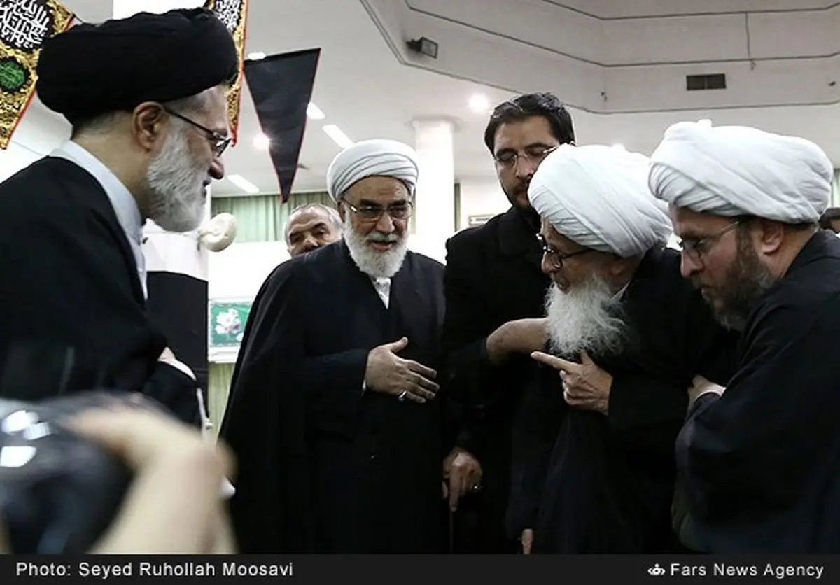 گفت‌وگوی آیت‌الله وحید خراسانی با فرزند مقام معظم رهبری/ عکس