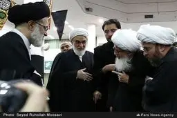 گفت‌وگوی آیت‌الله وحید خراسانی با فرزند مقام معظم رهبری/ عکس