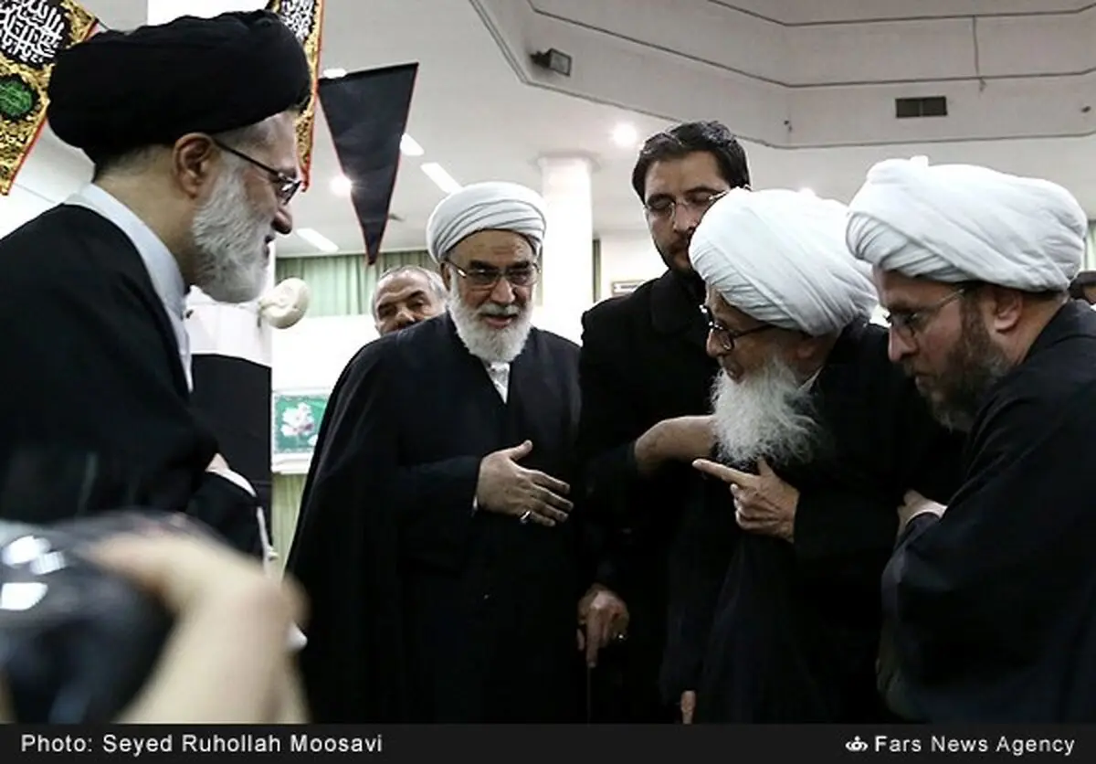 گفت‌وگوی آیت‌الله وحید خراسانی با فرزند مقام معظم رهبری/ عکس