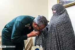 بوسه رئیس سازمان بسیج بر چادر یک مادر شهید/عکس