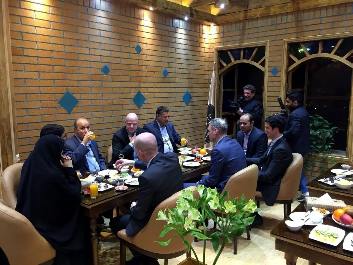 عکسی از علی دایی که به استقبال اینفانتینو رفت