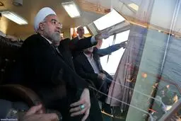 روحانی بر عرشه ناوشکن جماران/ عکس