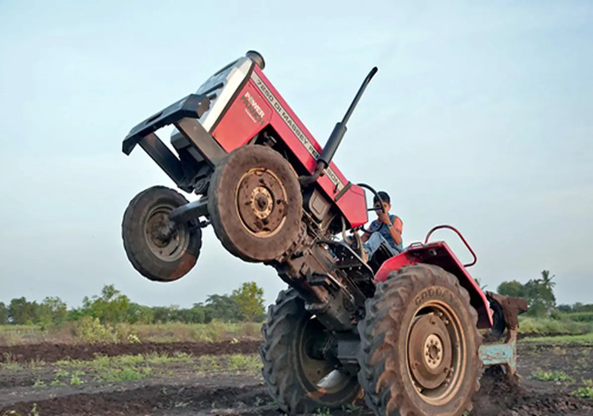 هنرنمایی عجیب نوجوان هندی با تراکتور + تصاویر