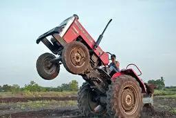 هنرنمایی عجیب نوجوان هندی با تراکتور + تصاویر