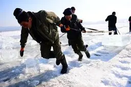 بریدن بلوک‌های یخی برای گردشگران چین‎ /تصاویر