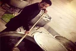 علیرضا نیکبخت واحدی پای دیگ نذری /عکس