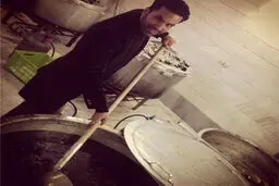 علیرضا نیکبخت واحدی پای دیگ نذری /عکس
