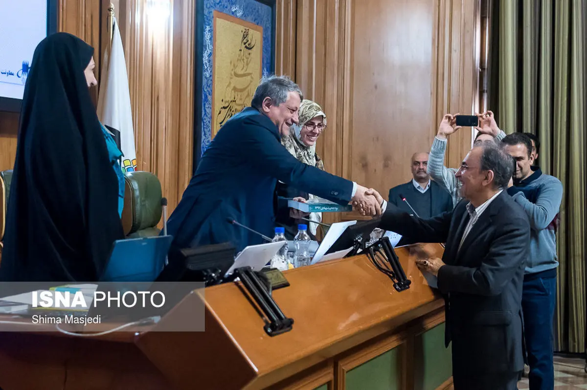 تصاویری از حواشی جلسه شورای شهر تهران و تقدیم لایحه بودجه سال 97