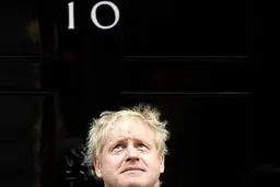 عکس / نگاه عجیب آقای نخست وزیر!