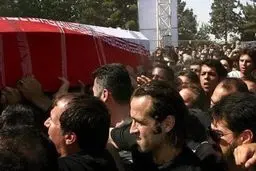 علی کریمی زیر تابوت کاپیتان فقید پرسپولیس/ عکس