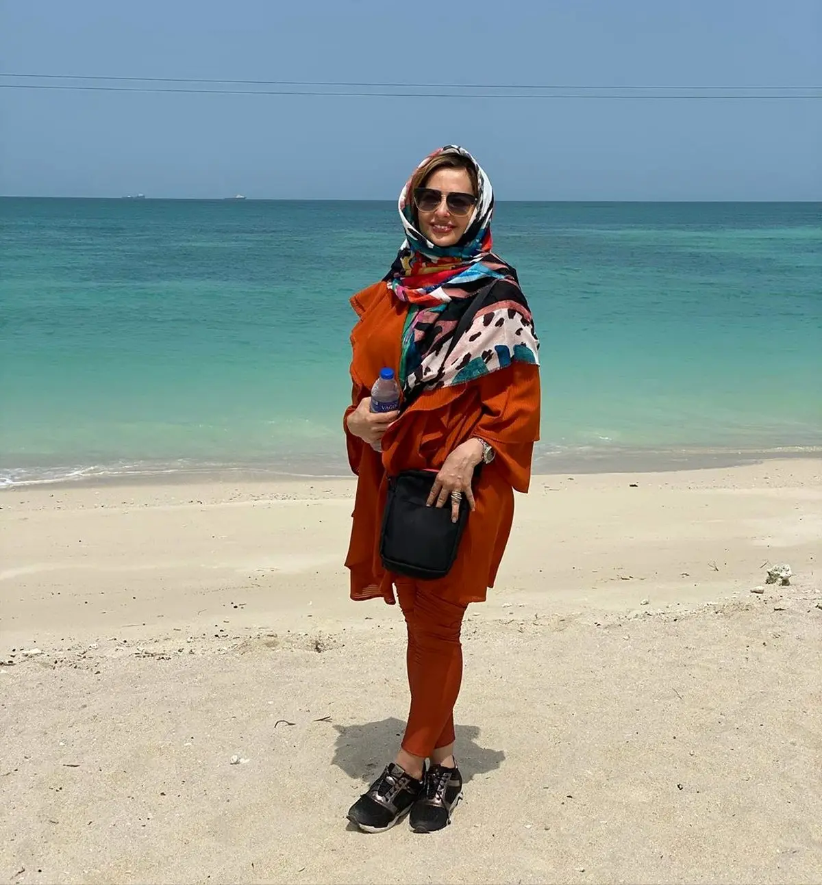 عکس نفیسه روشن در کنار ساحل