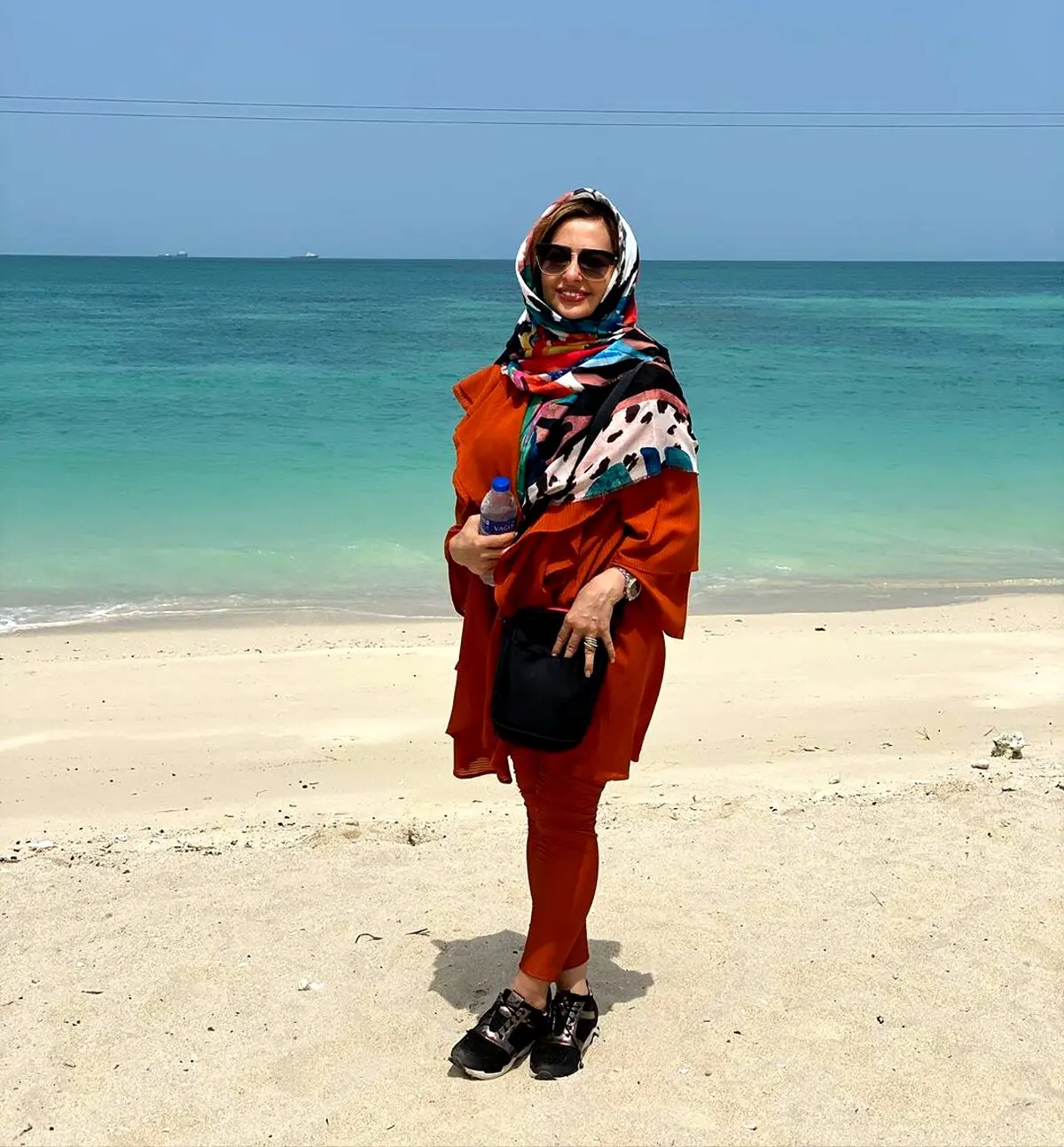 عکس نفیسه روشن در کنار ساحل