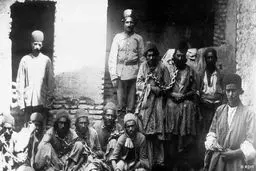 زندانیان دوره قاجار در غل و زنجیر/عکس