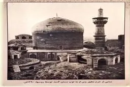 حرم امام رضا (ع) پس از حمله توپخانه‌ای روس‌ها در سال ١٢٩٠ خورشیدی/عکس