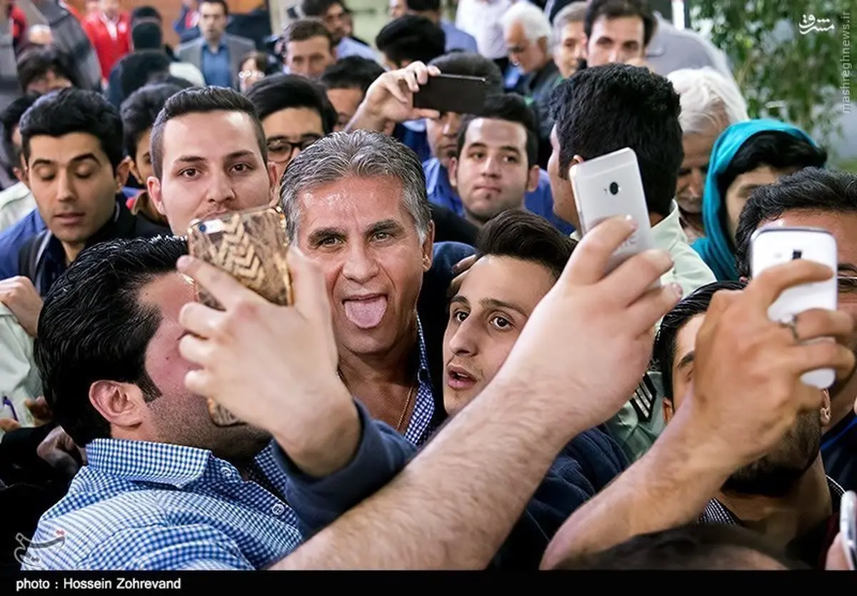 ژست جالب کی‌روش هنگام عکس سلفی