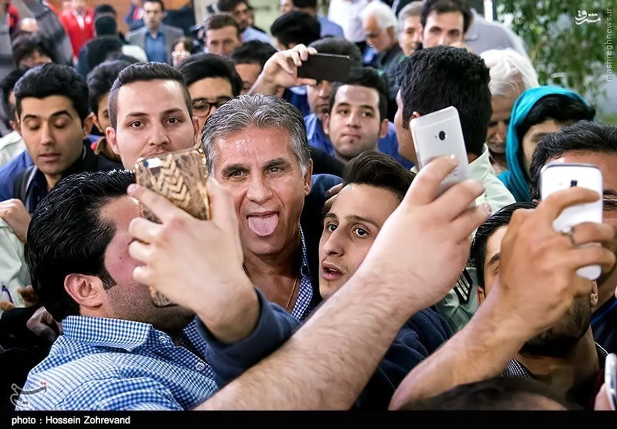 ژست جالب کی‌روش هنگام عکس سلفی