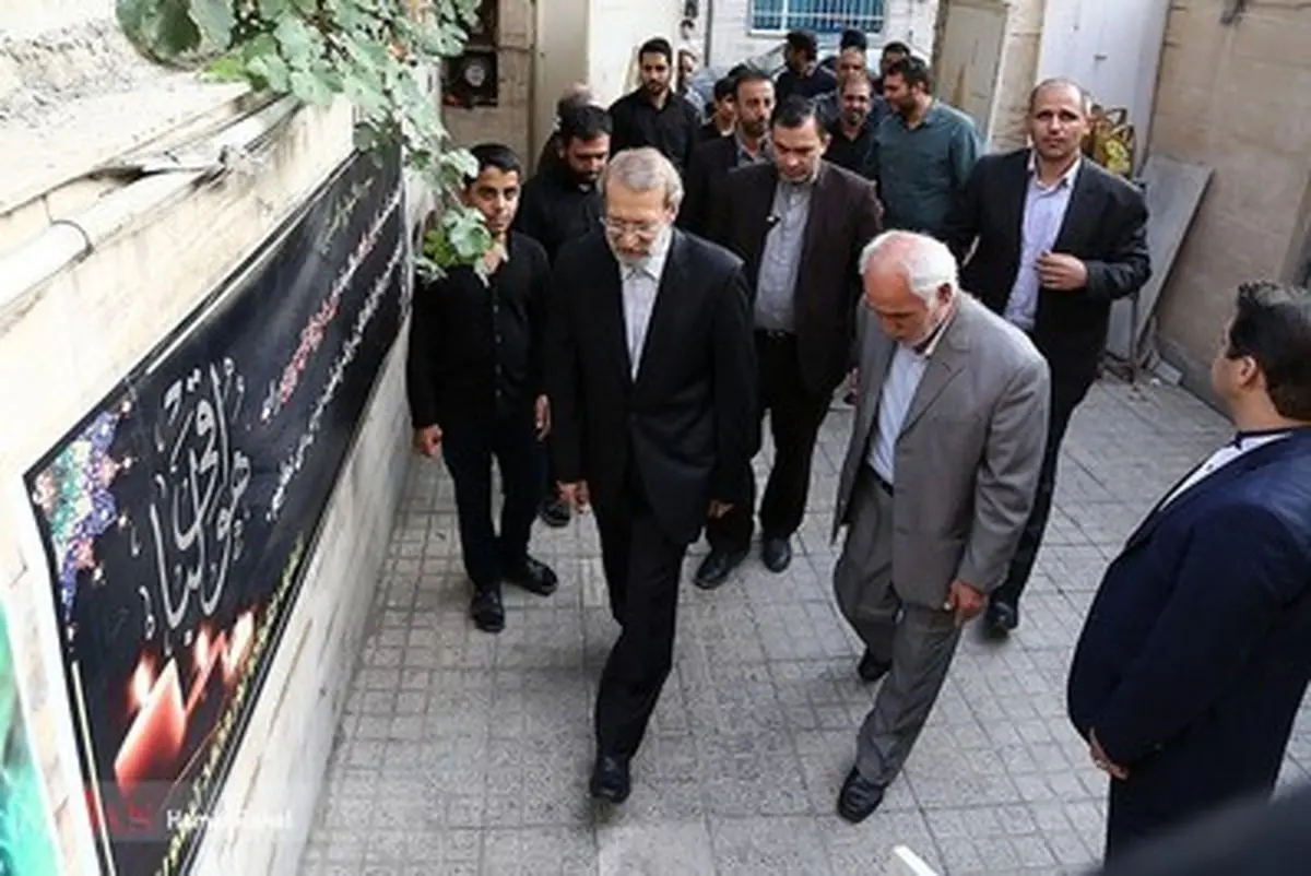 لاریجانی در منزل شهید حادثه تروریستی مجلس/تصاویر
