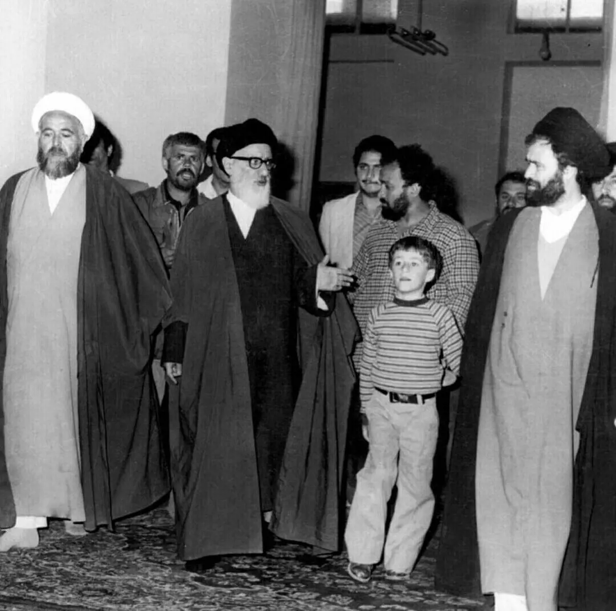 تصویری از کودکی سید حسن خمینی در کنار آیت الله طالقانی