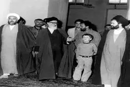 تصویری از کودکی سید حسن خمینی در کنار آیت الله طالقانی