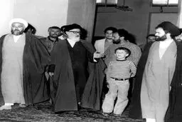 تصویری از کودکی سید حسن خمینی در کنار آیت الله طالقانی