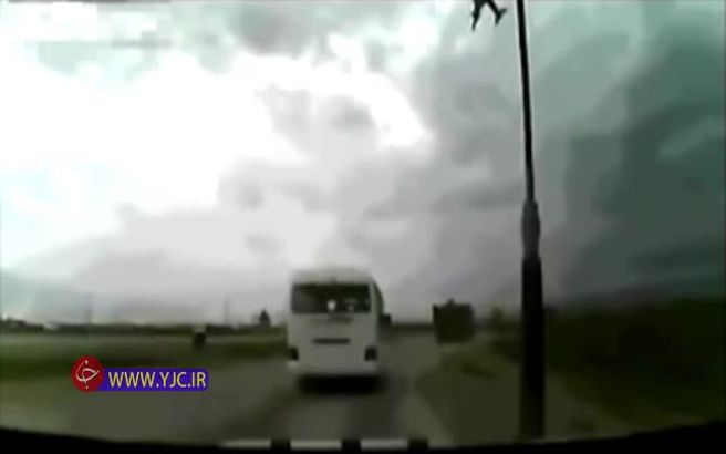 سقوط هولناک هواپیمای مسافربری در حاشیه یک جاده + ویدئو