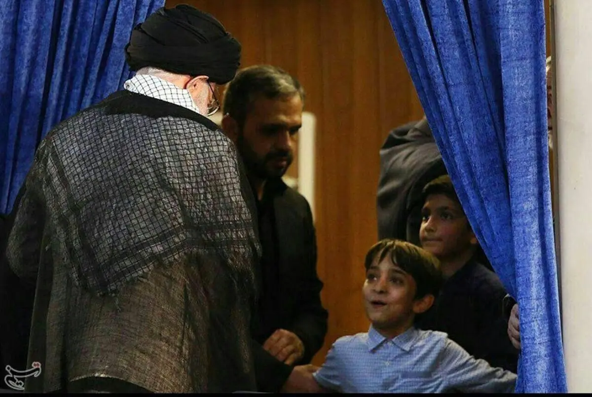 نوه خردسال مقام معظم رهبری در مراسم دیروز + عکس