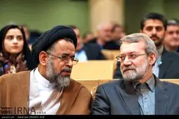 خوش و بش لاریجانی و وزیر اطلاعات در یک کنفرانس/عکس
