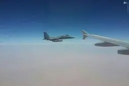 جنگنده سعودی در کنار هواپیمای کمک‌رسان ایران/عکس