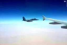 جنگنده سعودی در کنار هواپیمای کمک‌رسان ایران/عکس