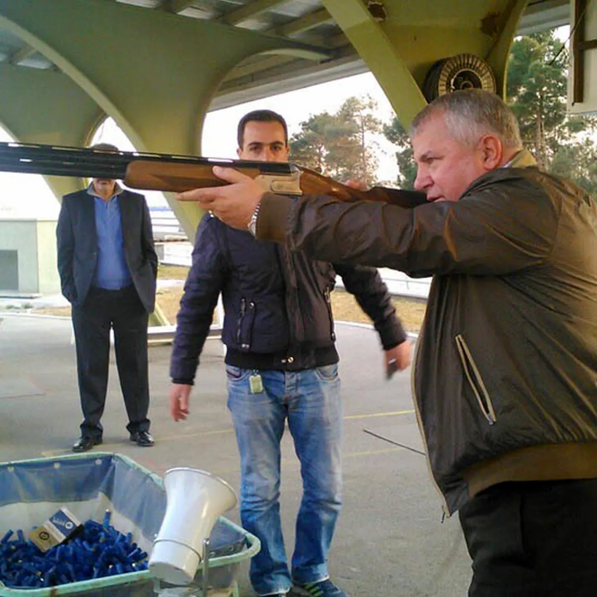 علی پروین در حال تیراندازی/ عکس