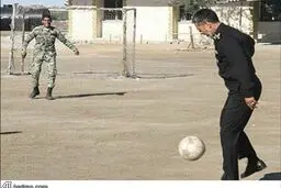 فوتبال بازی کردن فرمانده نیروی دریایی ارتش/عکس
