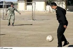فوتبال بازی کردن فرمانده نیروی دریایی ارتش/عکس