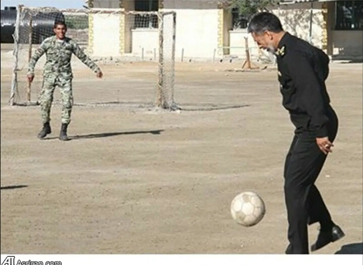 فوتبال بازی کردن فرمانده نیروی دریایی ارتش/عکس