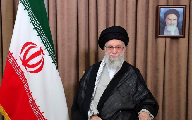 رهبر انقلاب : نیروهای مسلح با قدرت رژیم رذل صهیونی را بیچاره خواهند کرد