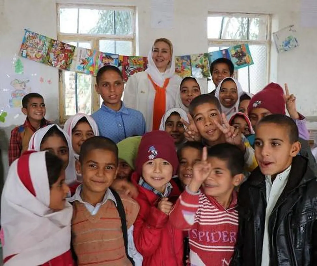 آنا نعمتی در زابل مشغول انجام دادن یک کار خیر