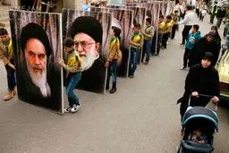 مراسم رژه نظامی حزب الله لبنان با تصاویری از امام خمینی/عکس