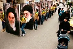 مراسم رژه نظامی حزب الله لبنان با تصاویری از امام خمینی/عکس
