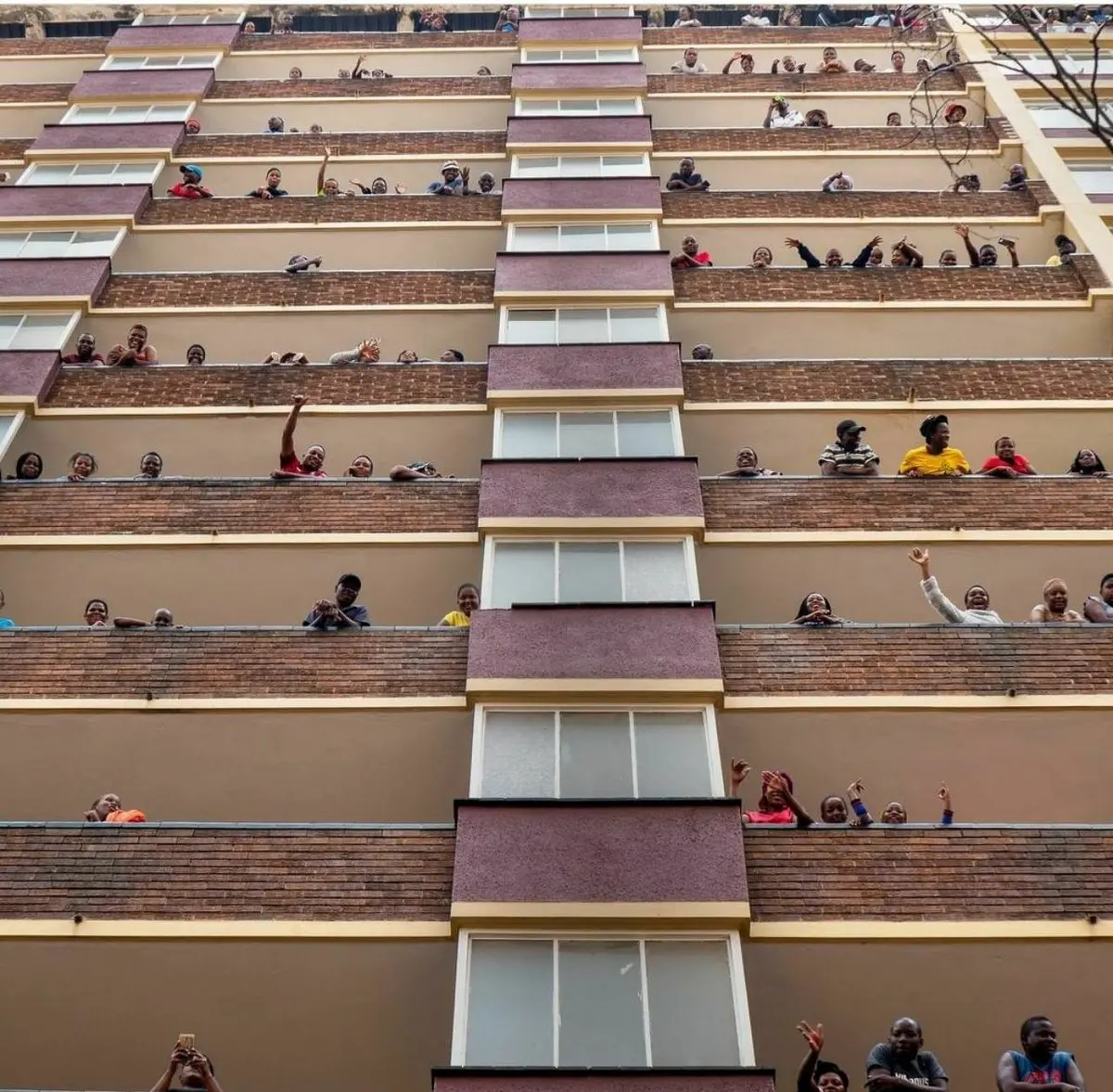 قرنطینه خانگی بر روی بالکن‌ها! + عکس