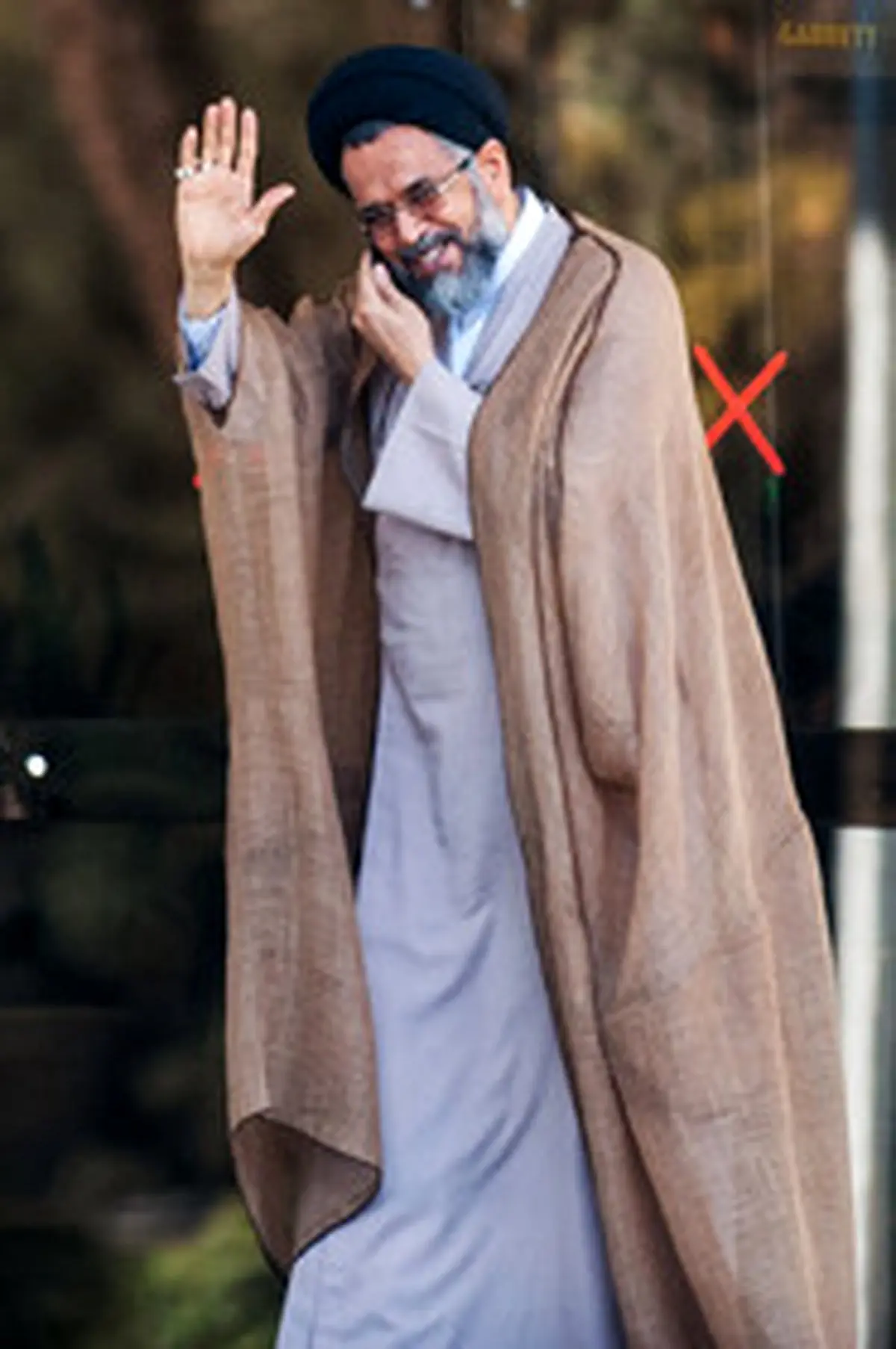 تلفن صحبت کردن وزیر اطلاعات قبل از جلسه/ عکس