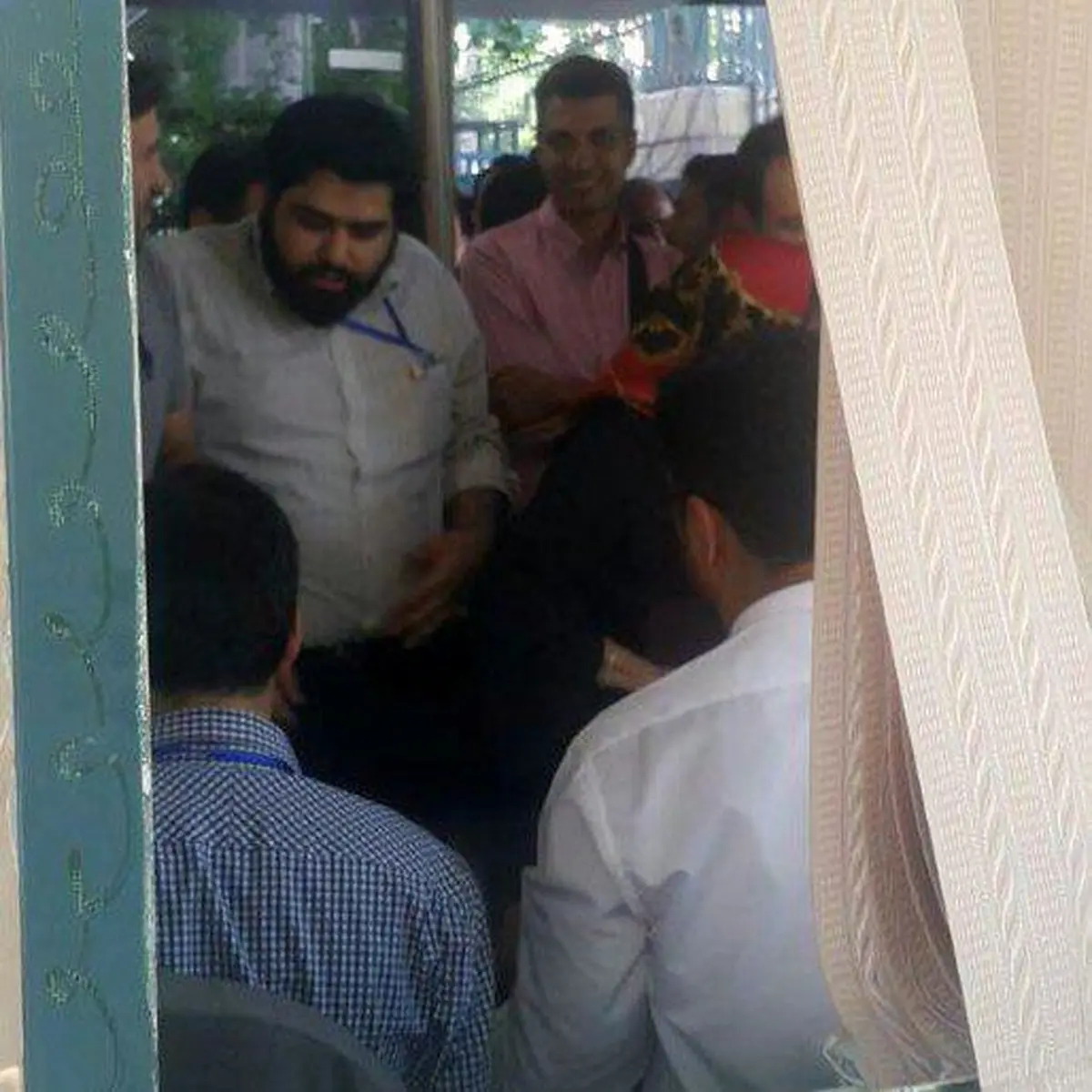 فردوسی پور در صف رای گيری/عکس