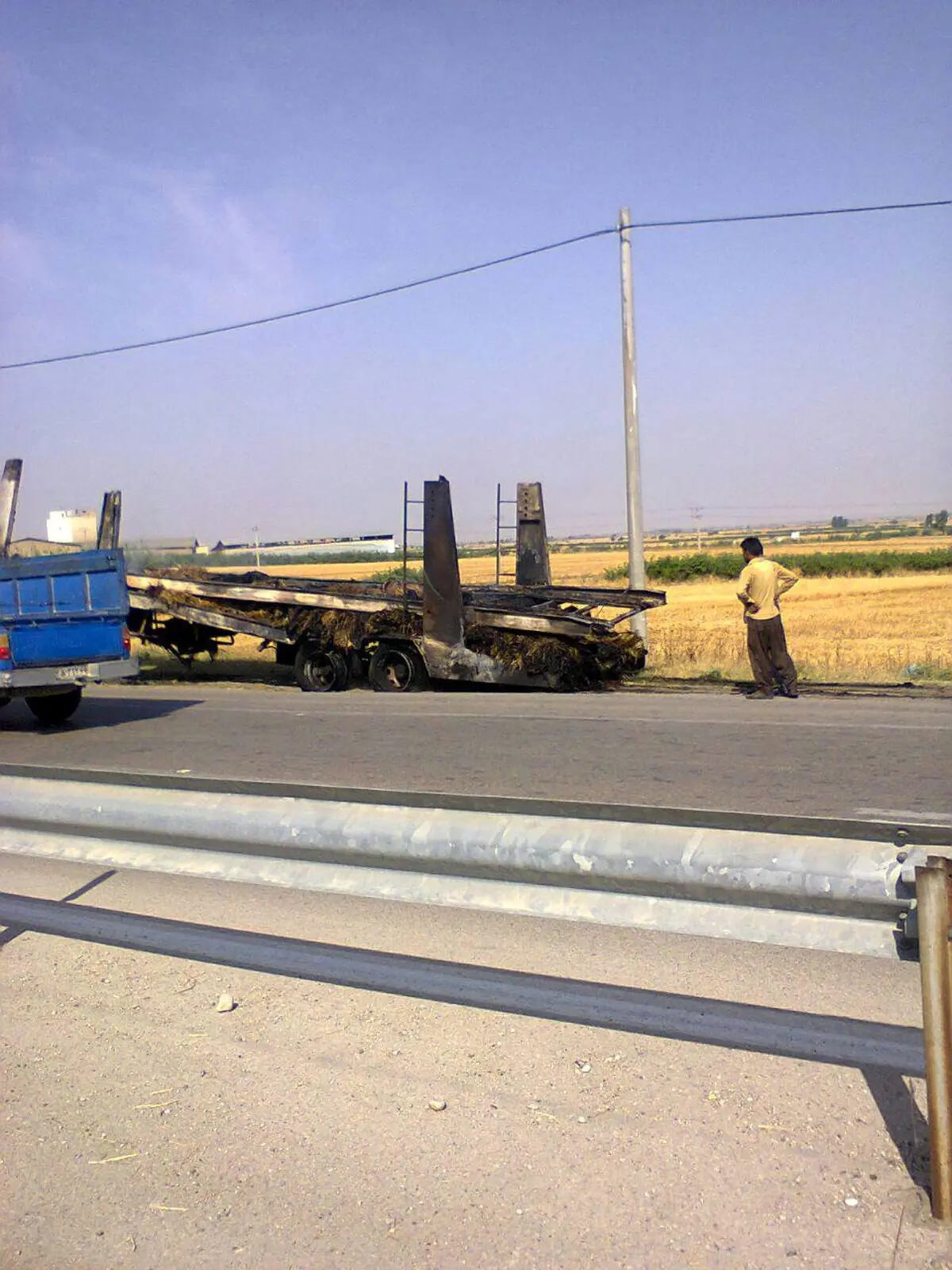 تریلی حمل کاه در آتش سوخت/عکس