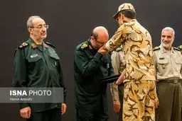 بوسه وزیر دفاع بر دستان یک سرباز جانباز/عکس