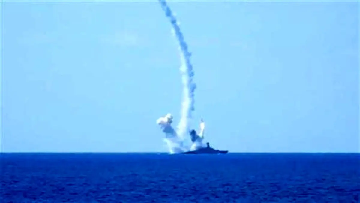 شلیک موشک‌های روسی در دریای خزر+ عکس