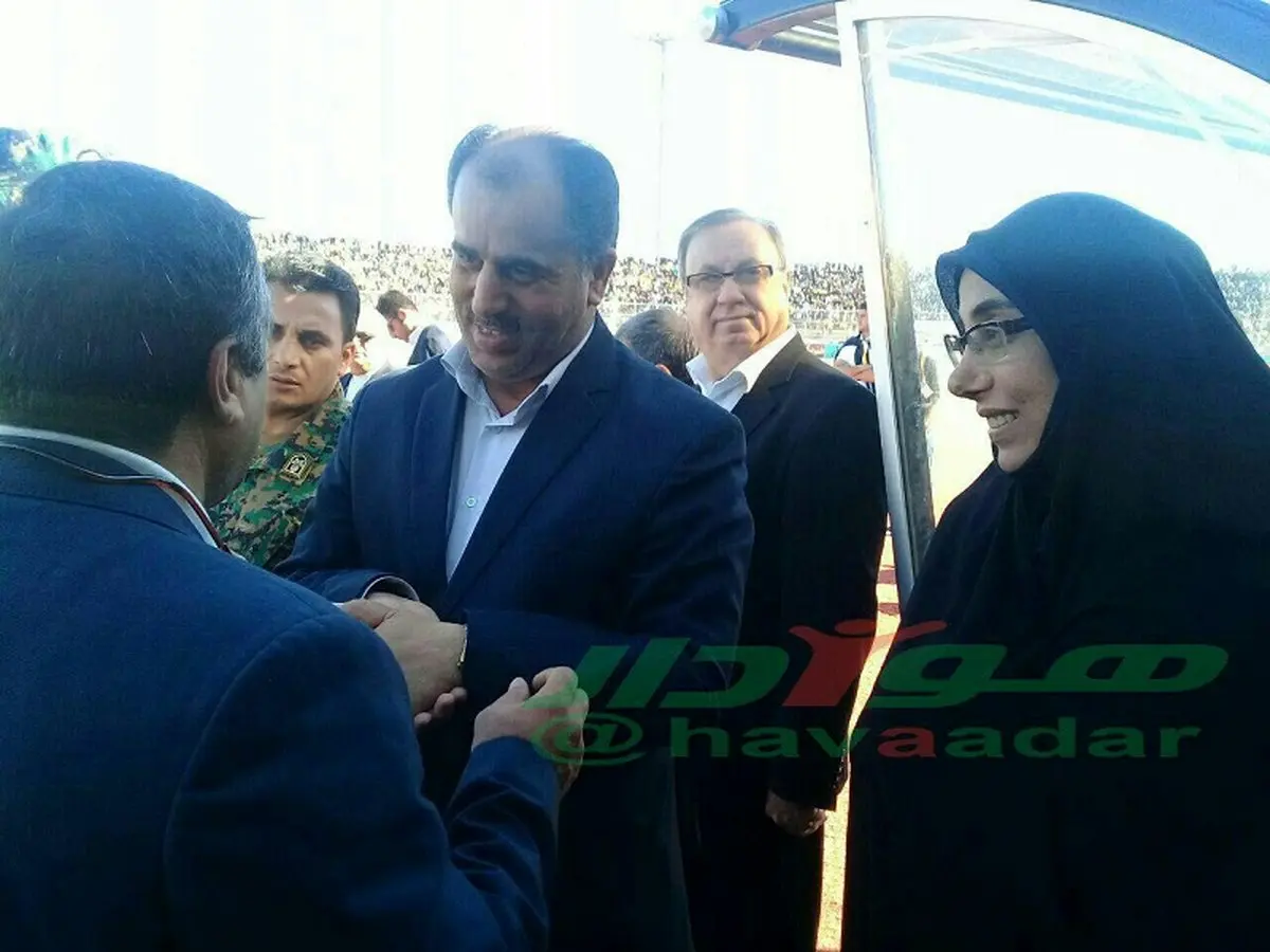 یک خانم تماشاچی دیدار پرسپولیس و پارس جنوبی/عکس