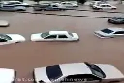 ببینید: فیلمی از غرق شدن خودروها در حصیر آباد اهواز